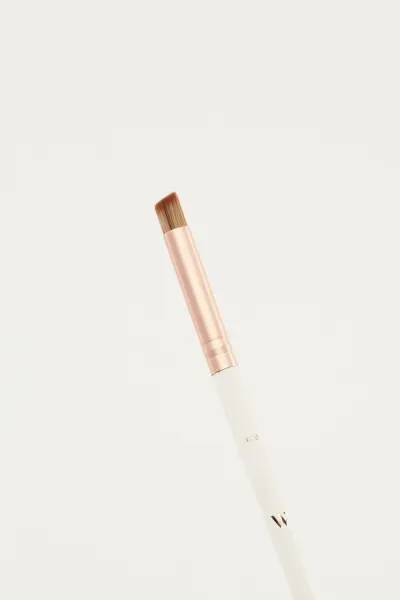 Angled view of WOW cosmetic brush W9991-031